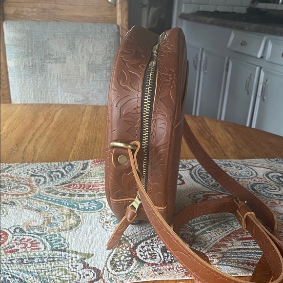 Portland Leather Goods Tooled Round Crossbody Bag NWOT - Picture 2 of 8